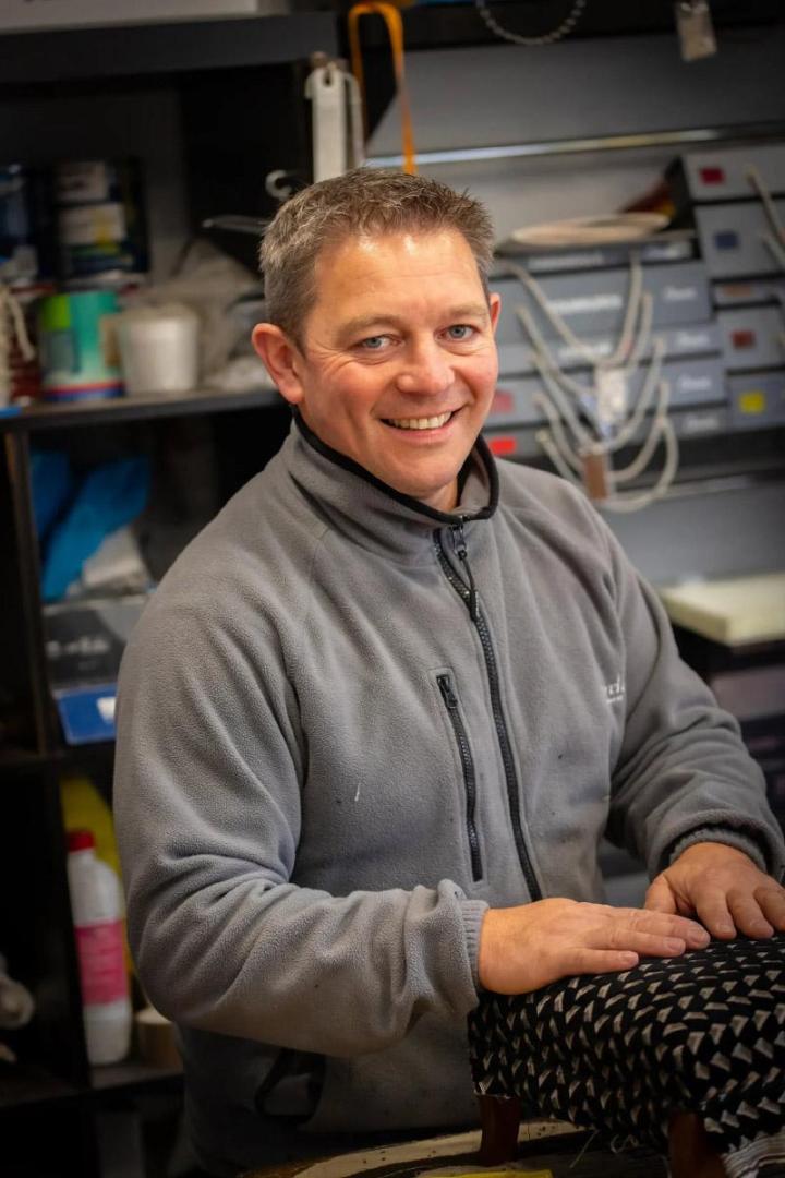 Nous sommes spécialisés dans la rénovation de tapisserie murale et de meubles de tous les types. Grâce à nos réalisations, vous pouvez raviver le charme de votre intérieur. 